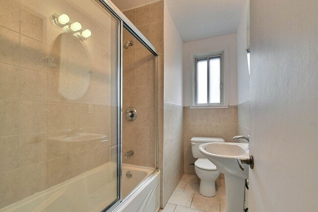 Building Photo - 4585 Av. Dupuis
