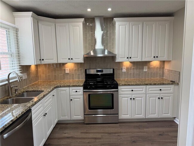 Building Photo - 2679 Foxglove Dr SW