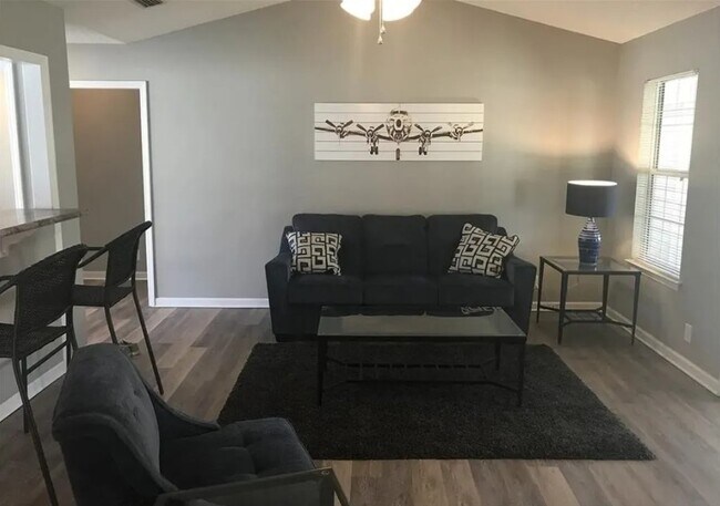 Foto del edificio - 102 Adams Ct