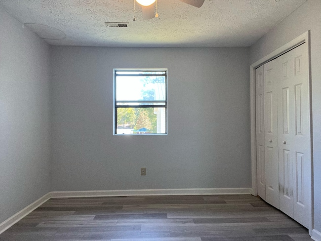 Building Photo - 1226 Shalom Dr