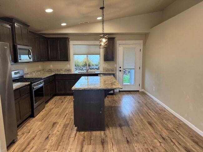 Foto del edificio - 3 BEDROOM/ 2 BATH HOME WITH OPEN LAYOUT AND SCENIC SETTING