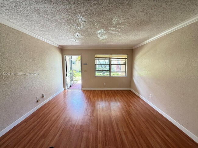 Foto del edificio - 721 NW 104th Ave