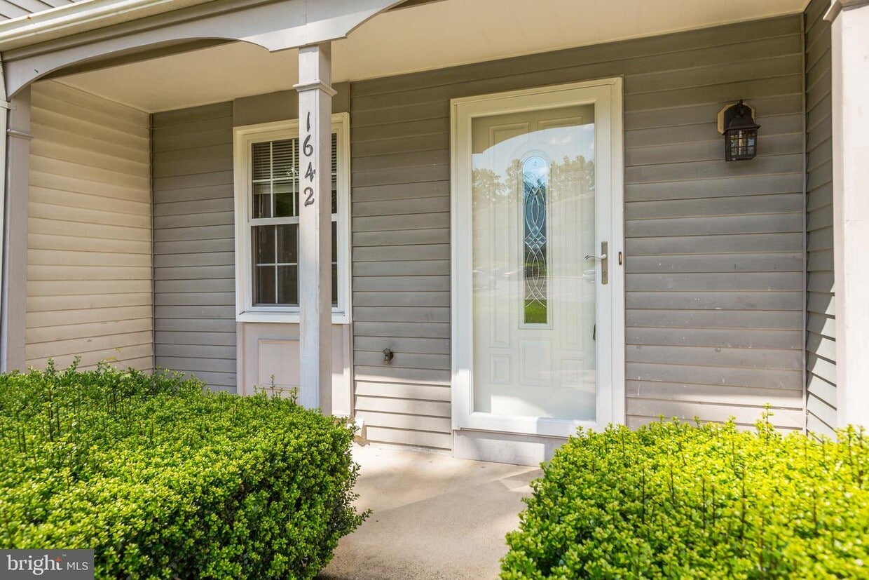 1642 Thenia Pl, Woodbridge, VA 22192 Townhome Rentals in Woodbridge