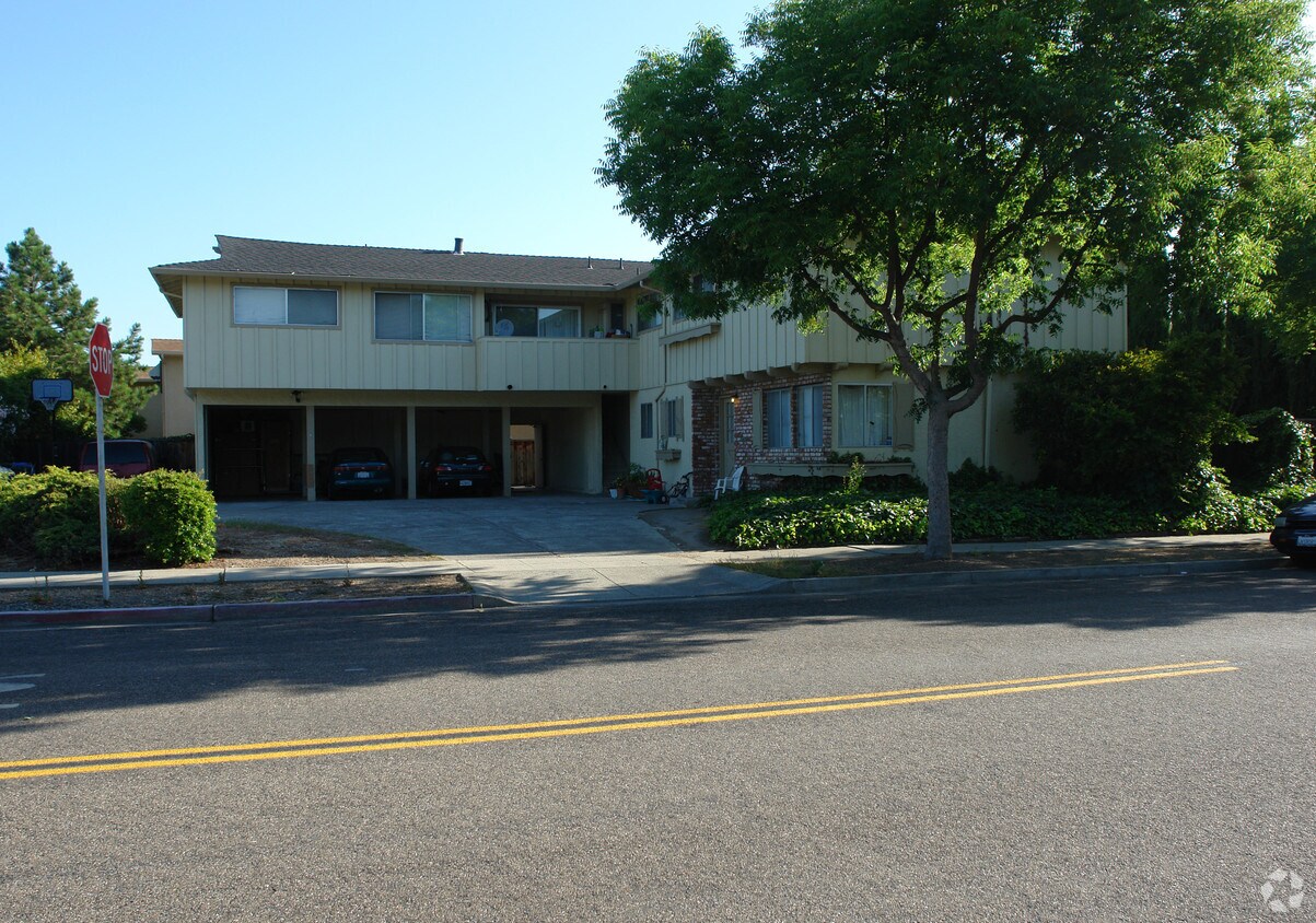 Primary Photo - 1390 Kingfisher Way