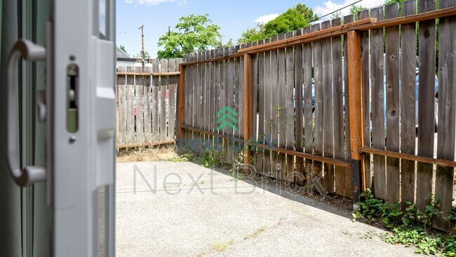 Building Photo - 1822 10th Ave W