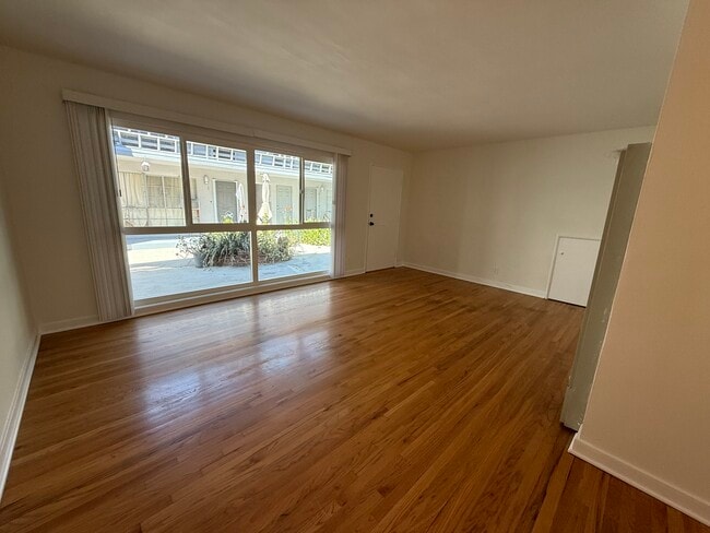 Living room - 4503 Fulton Ave