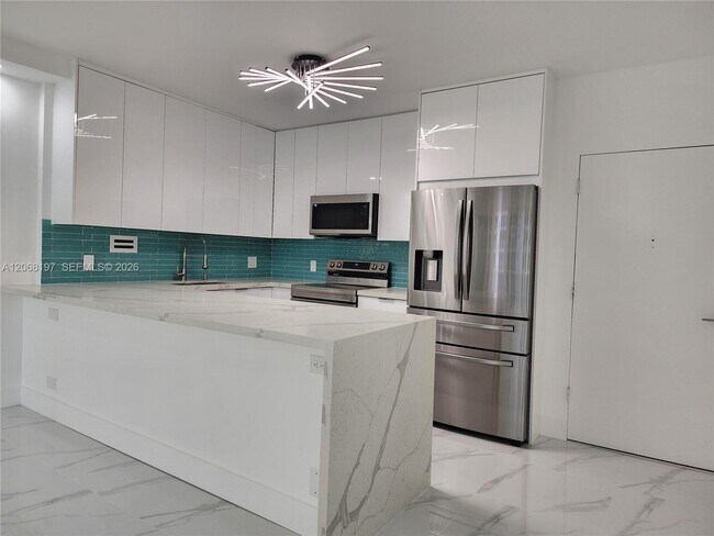Building Photo - 3505 S Ocean Dr