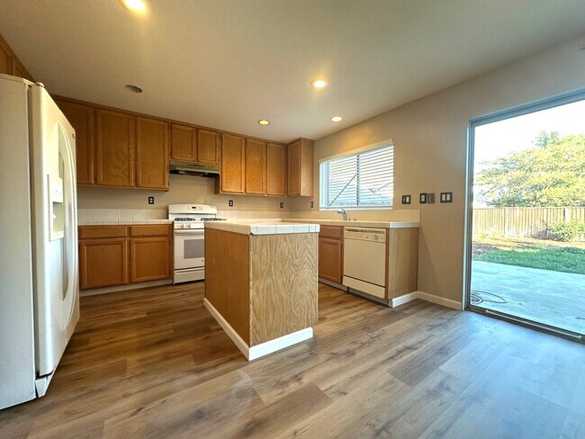 Foto del edificio - Spacious 4 Bedroom Corner Lot in Brentwood!