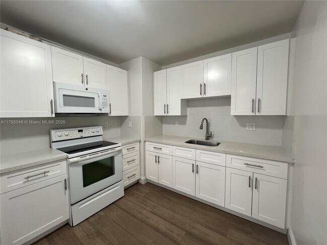 Foto del edificio - 770 NW 179th St