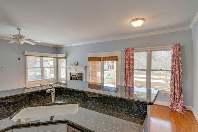 Foto del edificio - Spacious 2BR/2BA End Unit Condo in Desirab...