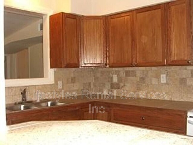 Foto del edificio - 4734 Solandra Cir W