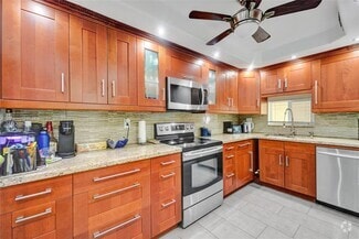 Building Photo - 830 S Hollybrook Dr