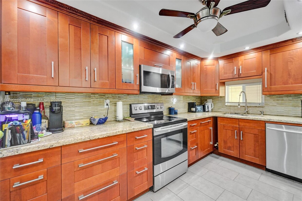 Primary Photo - 830 S Hollybrook Dr