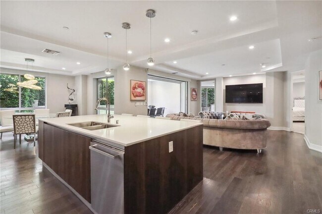 Foto del edificio - 460 N Palm Dr