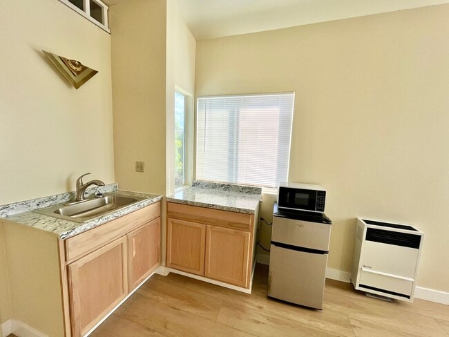 Building Photo - Upstairs Spacious ADU Studio with Loft and...