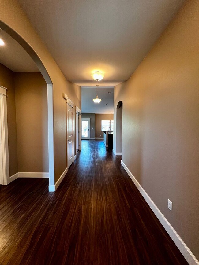 Foto del edificio - Non-Refundable & Security Deposit Total: $...