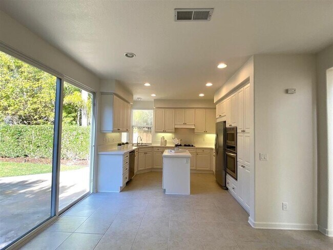 Foto del edificio - HOLLYFIELD CT - Spacious 5 Bedroom Carmel Valley Home on Quiet Cul-de-Sac — Available Aug 10!