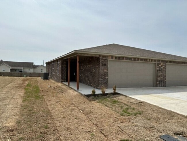 Building Photo - *Pre-Leasing* Three Bedroom | Two Bathroom...