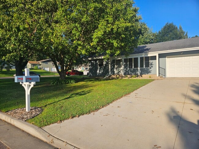 Building Photo - 1027 Sunset Ln