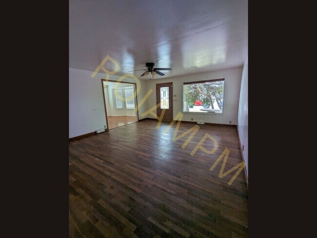 Foto del edificio - Charming 3 Bed / 1 Bath Home with Office & 2-Car Garage | Great Location Near Fred Meyer