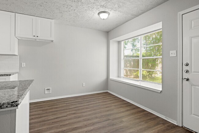 Foto del edificio - 6450 Bazel Brook Dr