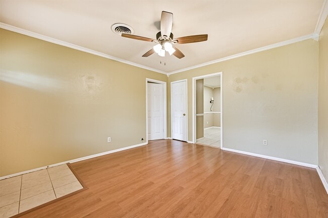 Building Photo - 807 Temple Dr