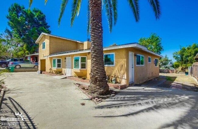 Building Photo - Spacious 4Bdm 2Ba Home with Open Floor Pla...