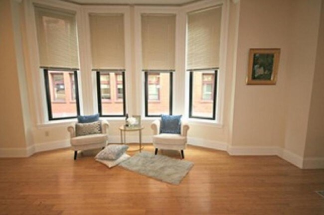 Building Photo - Large Downtown Loft Style Living