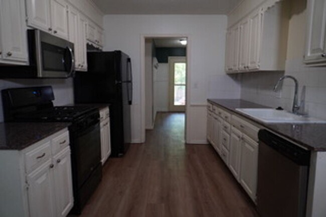 Building Photo - Great 3 Bedroom 2 Bath In A Great Location!