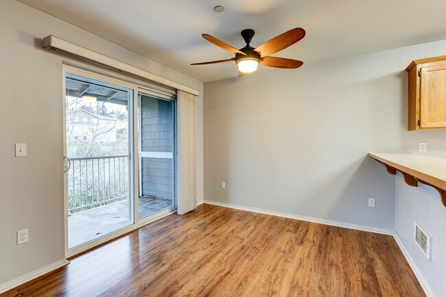 Building Photo - 2 Bed 2 Bath Third floor Condo