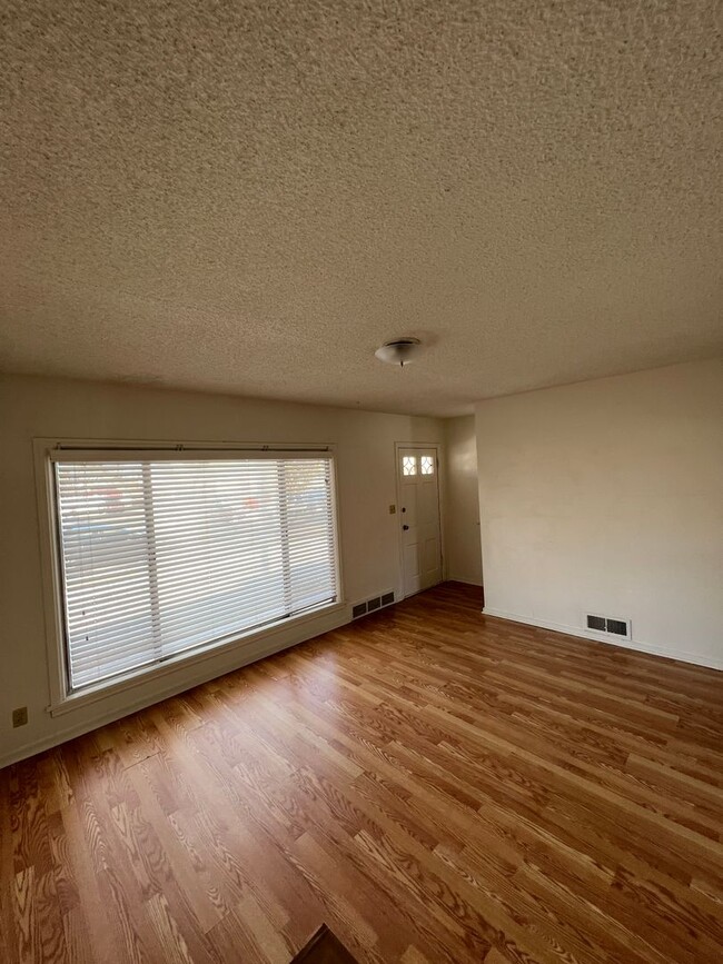 Foto del edificio - 5 Bedrooms 2 Bathroom House! Large Yard an...