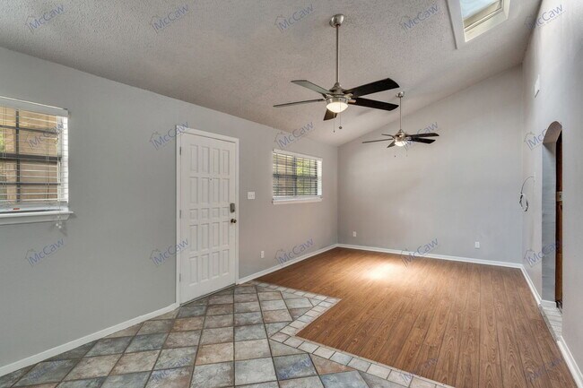 Foto del edificio - 5117 Bahama Dr