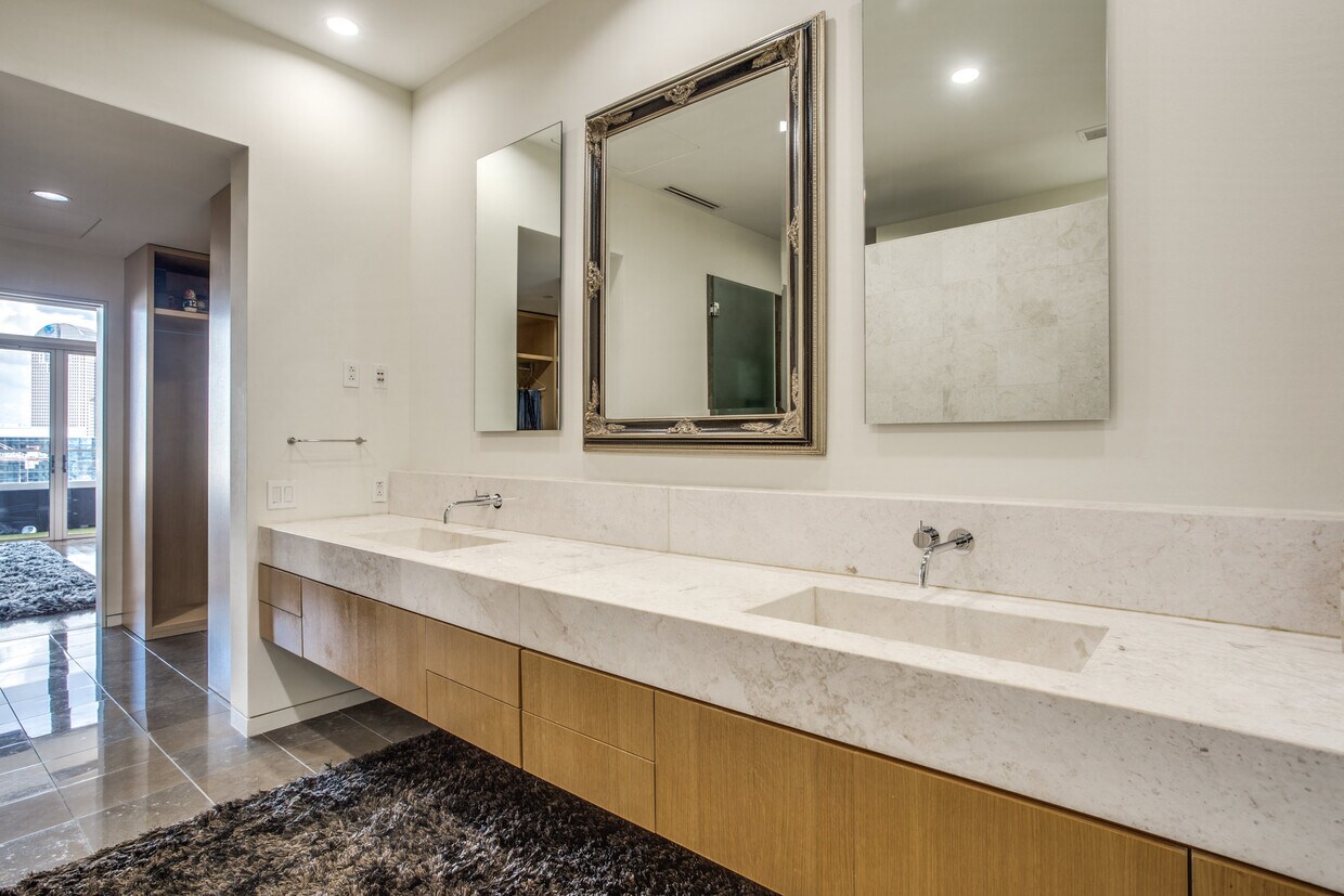 Foto principal - 2430 Victory Park Ln