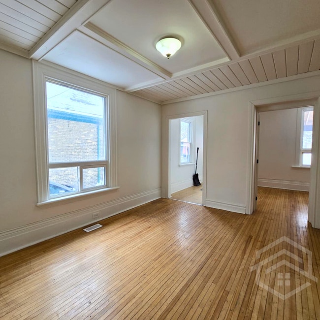 Building Photo - 2-Bedroom Main Floor Unit in London!!