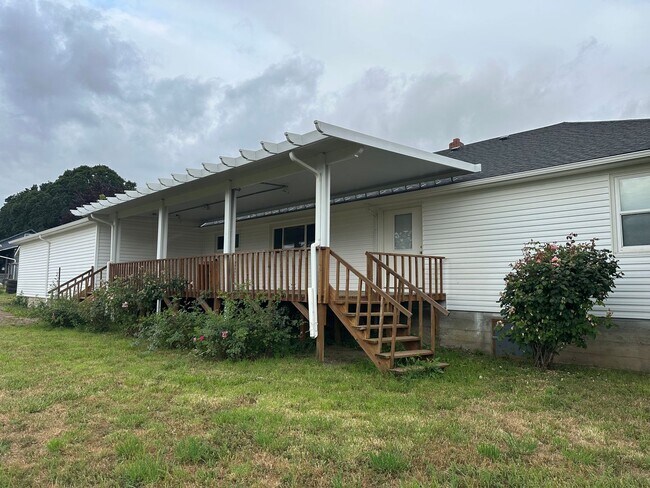 Foto del edificio - Large 4 Bedroom 2 Bath 1 Story Home with L...