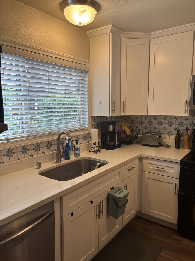 Building Photo - 1558 Parkway Dr