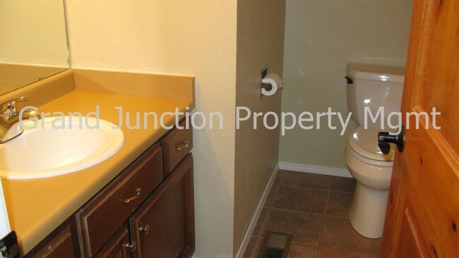 Building Photo - 596 1/2 Creekside Ct