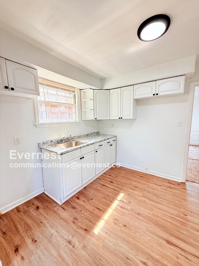 Foto del edificio - 13060 Rosemary St