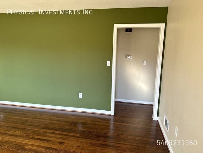 Building Photo - Classic American Brick Ranch
