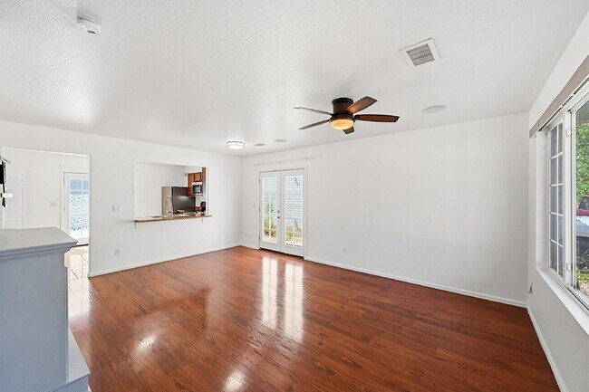 Foto del edificio - $2,540.95 with $300 off the first month's rent, 3 Beds - 1 Bath, Single Family Home in Denver wit...