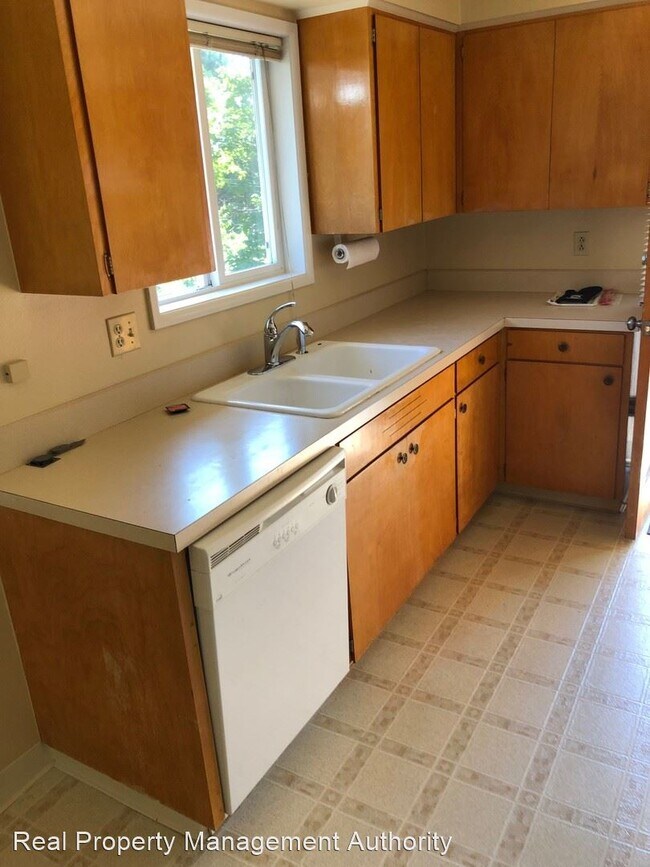 Building Photo - 2 br, 1 bath House - 2206 E. 17th St