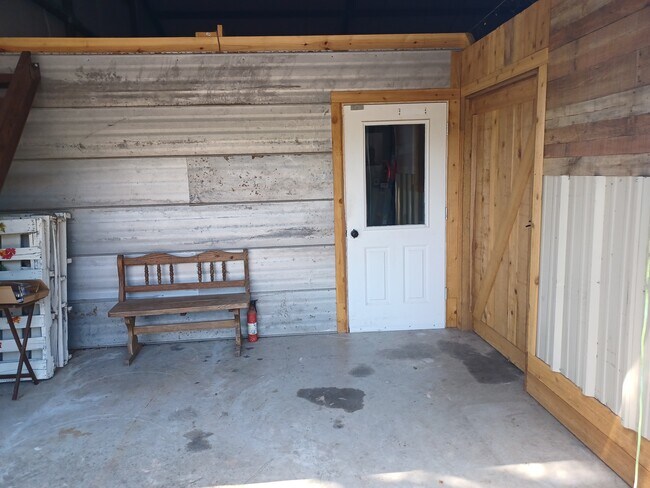 Private outside sitting - 7213 Horseshoe Bend Trl