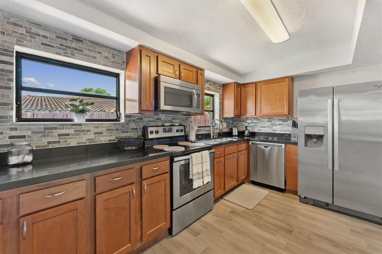 Primary Photo - 3470 SW 15th Ct