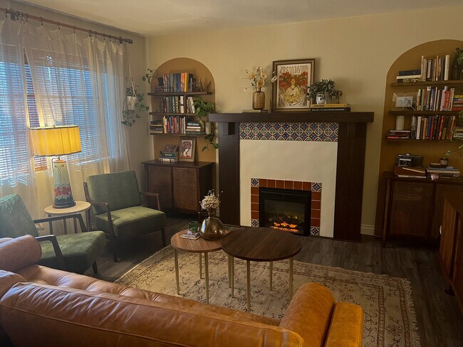 Sala de estar. - 620 E Harvard Rd