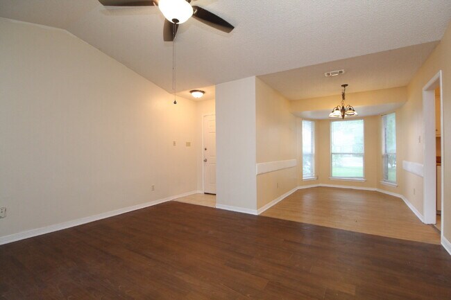 Foto del edificio - 2BR Home with Fireplace, Fenced Yard, and ...