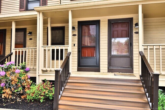 Foto del edificio - 178 Flax Hill Rd