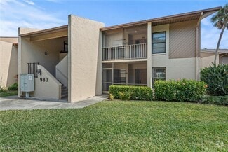 Building Photo - 980 Palm View Dr
