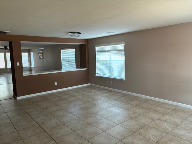 Foto del edificio - 1527 Diamond Ave NE