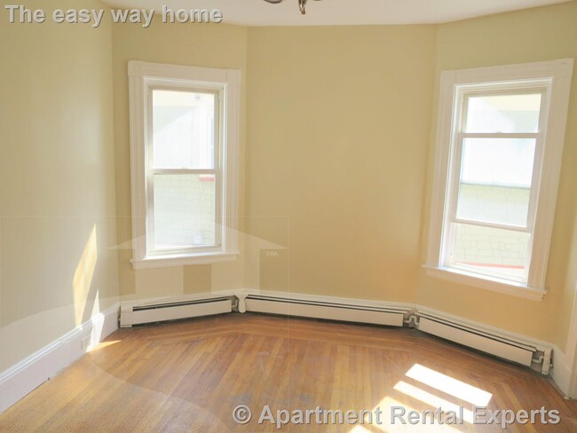 Building Photo - Somerville/Davis Square 4+/5 Bedroom, 2 fu...