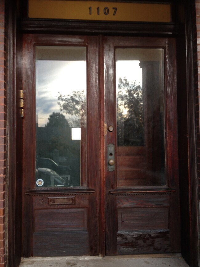 Foto del edificio - 1107 N Leavitt St